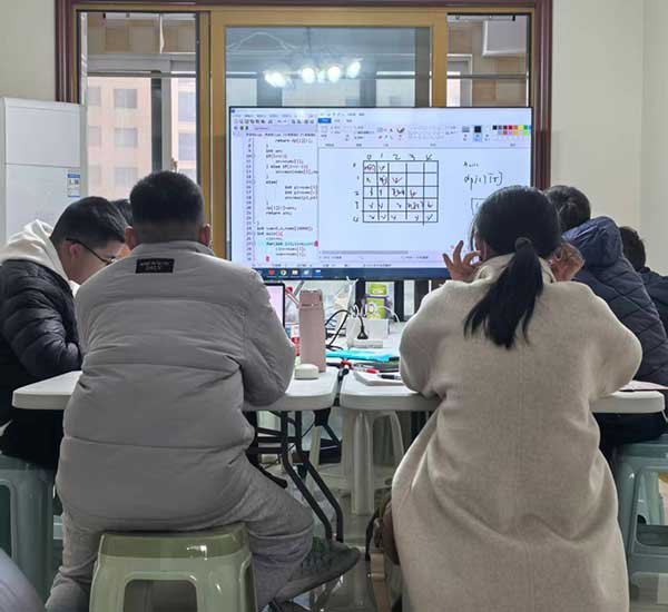 信息学奥赛C++培训班老师在上课