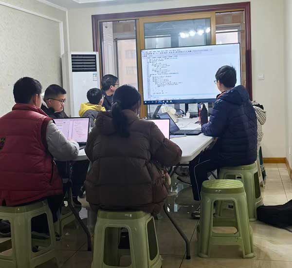 信息学奥赛C++培训班老师在上课